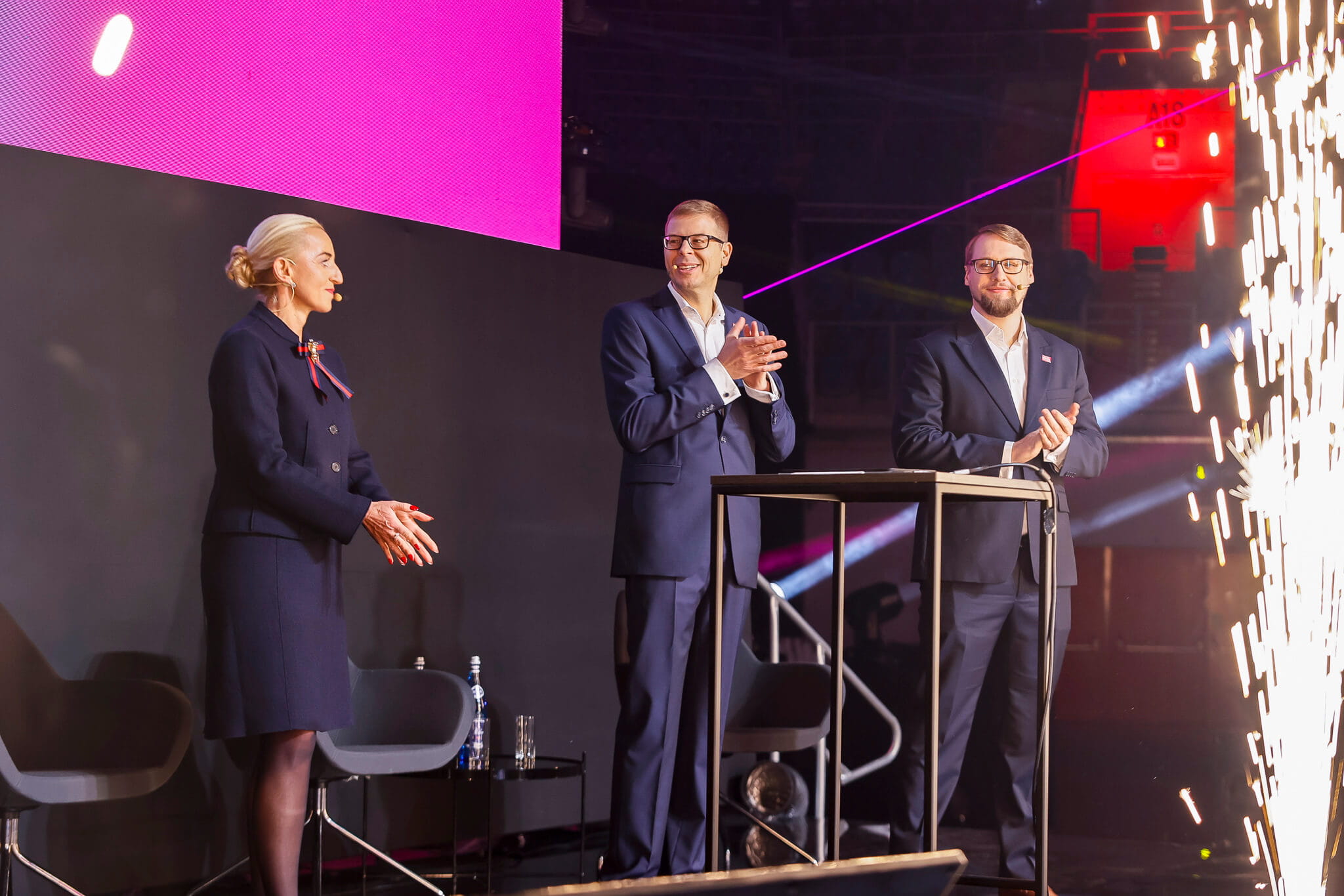 Od lewej: Uczestniczka wydarzenia, Wiceprezes Zarządu ds. Finansów Krzysztof Surma, Wiceprezes Zarządu ds. Zarządzania Majątkiem i Rozwoju Michał Orłowski